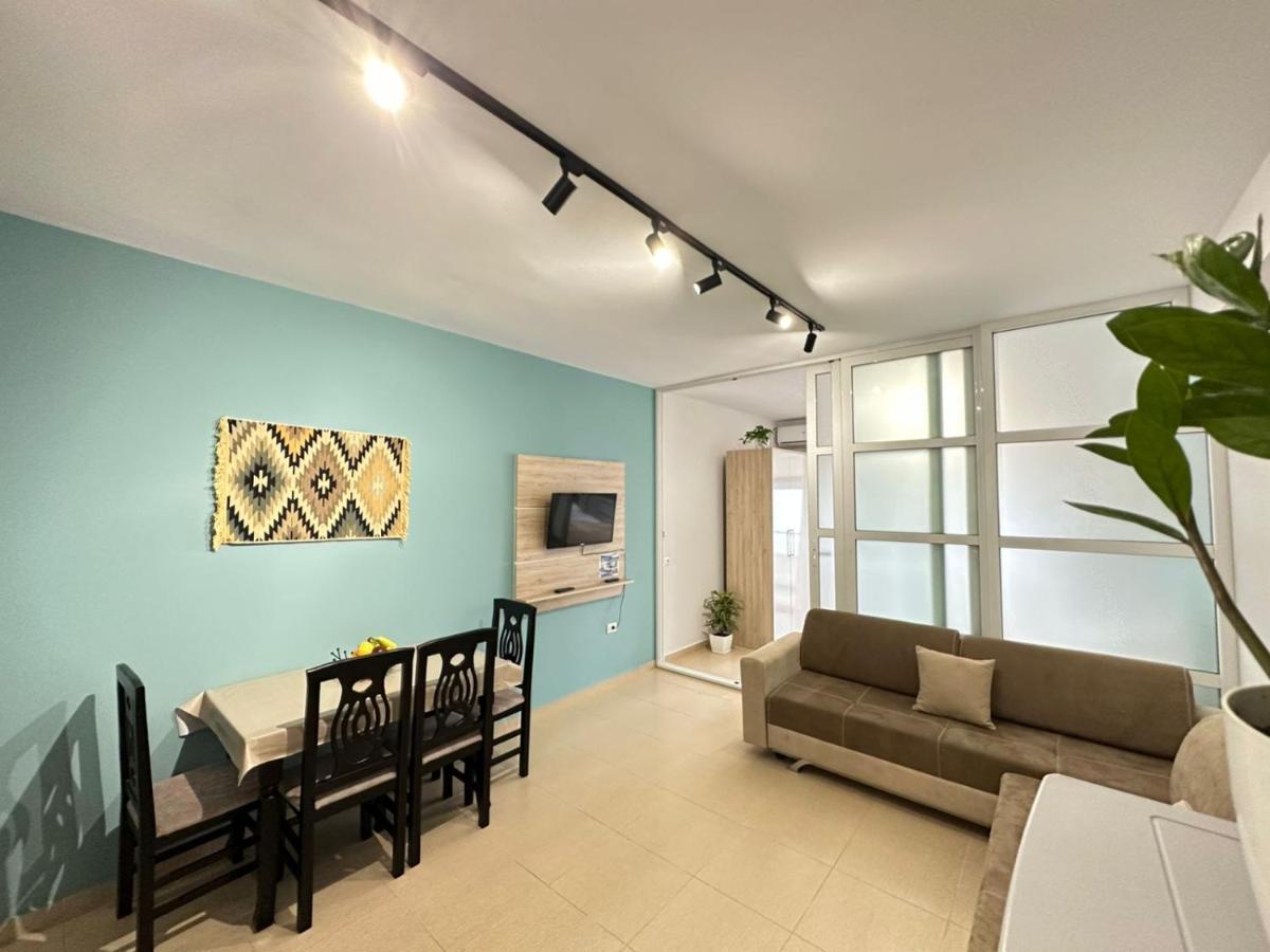 Vlorë Trea Accomodations - On Private Beach With Sunbed & Umbrella מראה חיצוני תמונה